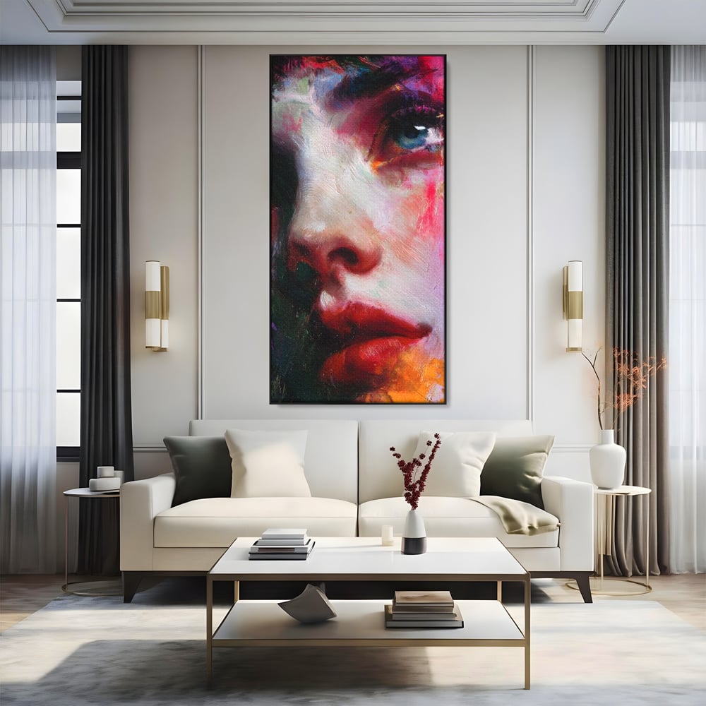 Tablou canvas cu tablou canvas cu portret expresionist de femeie, in rama de aluminiu negru, pe perete intr-un living